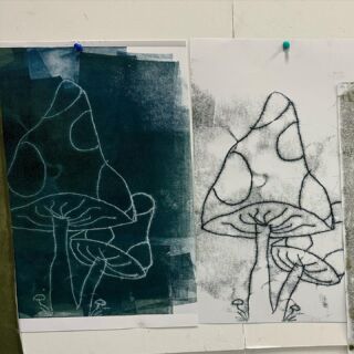 Monoprints were a big hit in today’s teen drawing class. Join us next term?! Bookings are open online for Term 4!

What’s on for teens at WWAS?
Monday - ✍️ Line Drawing (8-15) with @jenryanarttutorbondi 
Tuesday - ✍️ Line Drawing (8-15) with @jenryanarttutorbondi 
Thursday - 🏺 Pottery with @gillianhodesart 
Thursday - 🎨 Painting with @prehistorytv 

Plus full day workshops this school holidays 🎉 head to the WWAS website for more info.